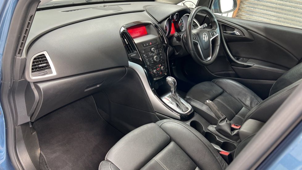 2015 Vauxhall Astra Elite Hatchback full